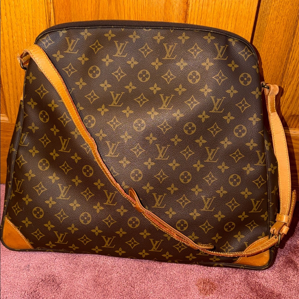 AUTHENTIC LOUIS VUITTON OVERSIZED HOBO BAG - Great for travel! - Picture 2 of 9
